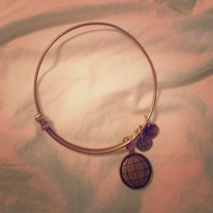 🚫SOLD on Mercari🚫Bracelet like Alex & Ani Earth
