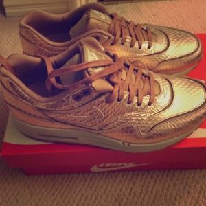 Brand new metallic rose gold air max sz 5.5