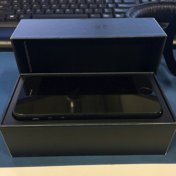 IPhone 5 w/ two otter boxes - Like new