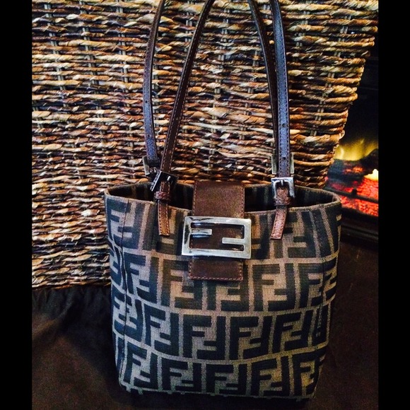 💯 Authentic FENDI Small Shopper 🎉Price Dropped🎉