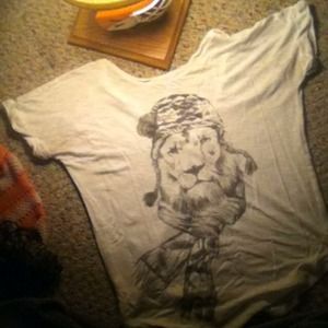 Lion in scarf Aero short sleeved shirt.