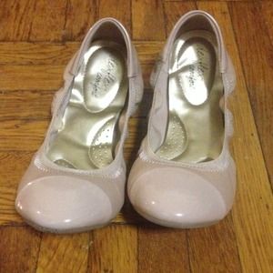 Cute and comfy tan flats