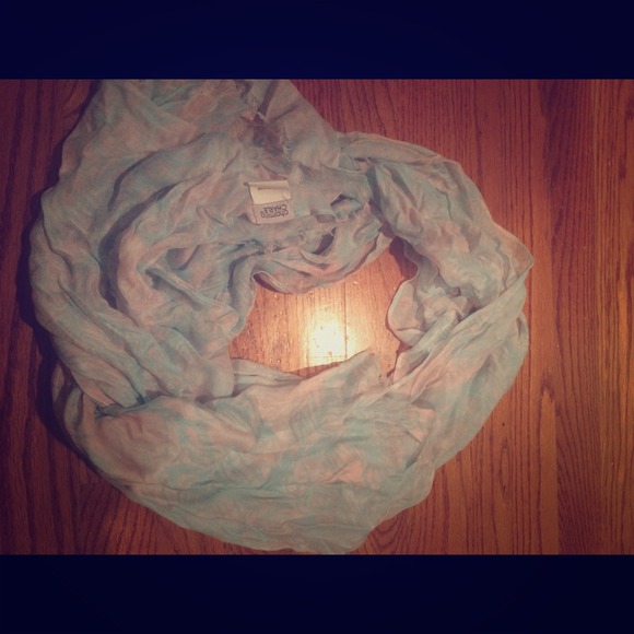 🚫SOLD🚫 Charming Charlie spring scarf