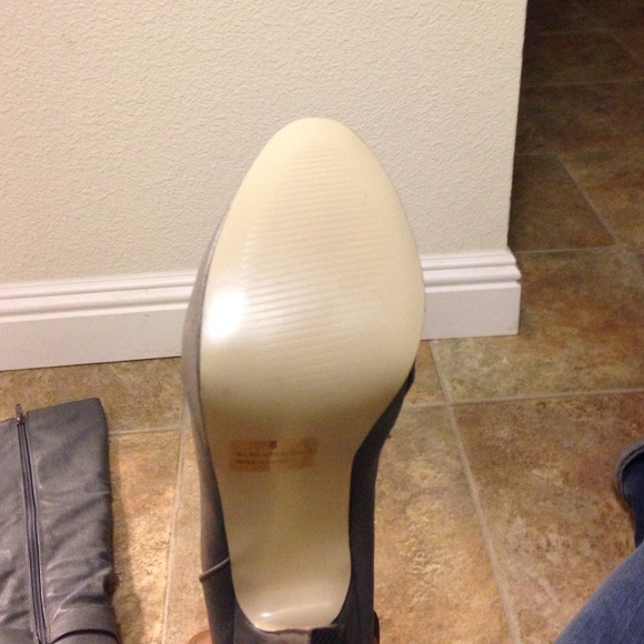 Grey heel boots - Picture 3 of 4