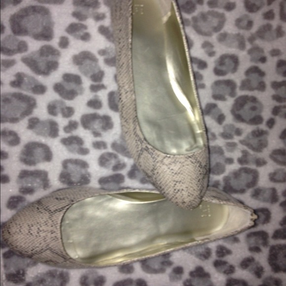 Gap snakeskin flats size 7