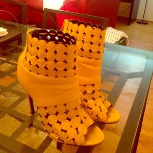 Akira Yellow Heels
