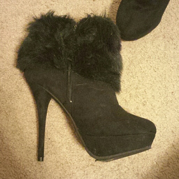 Fur boots - Picture 2 of 2