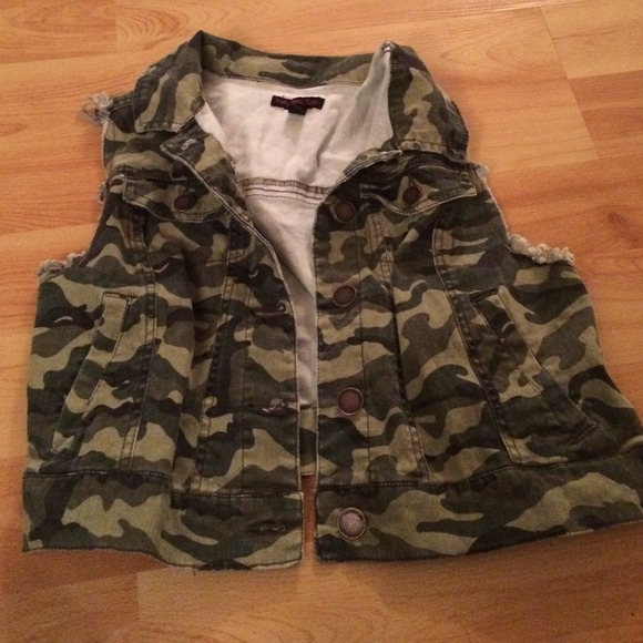 🐊awesome camo vest🐊