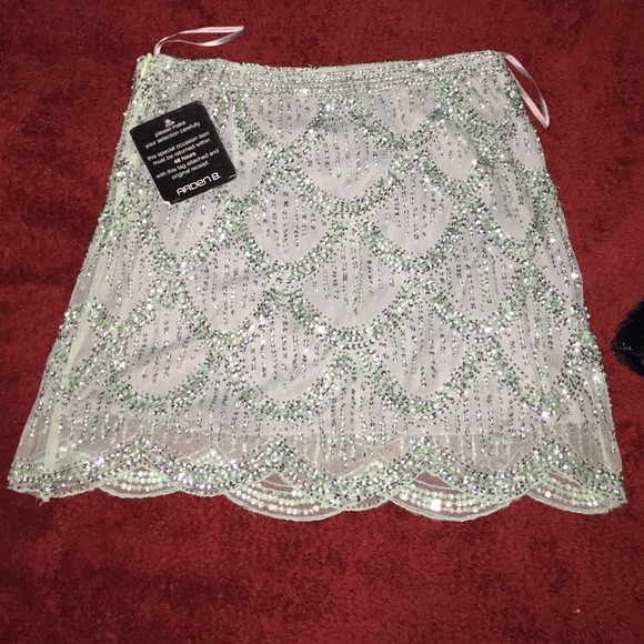 Arden B Dresses & Skirts - Scallop hem mint sequin skirt