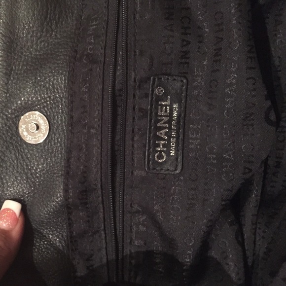 It's a black chain Chanel bag. It's really big. - Picture 3 of 4