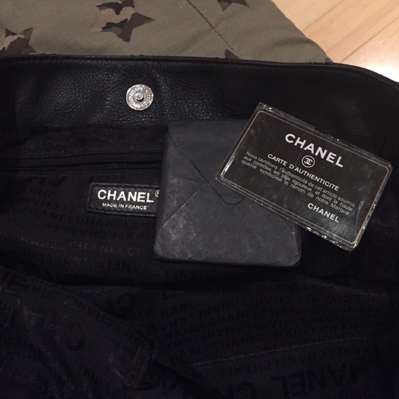 It's a black chain Chanel bag. It's really big. - Picture 4 of 4
