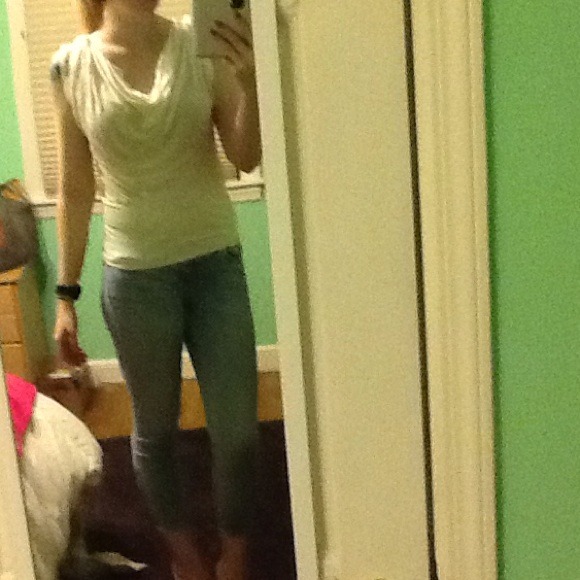 Cute white sleeve/ no sleeve top - Picture 2 of 4