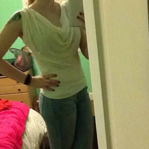 Cute white sleeve/ no sleeve top - Picture 3 of 4