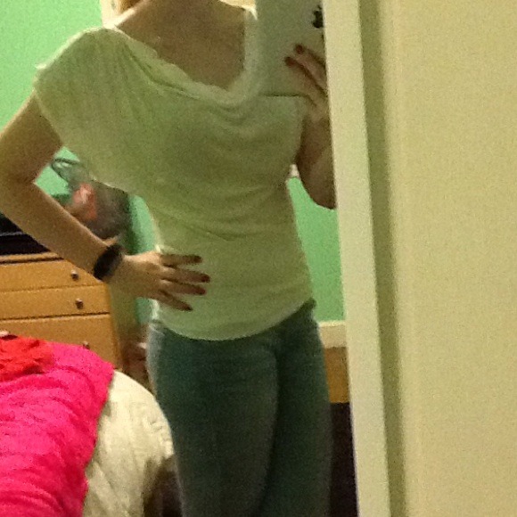 Cute white sleeve/ no sleeve top - Picture 4 of 4