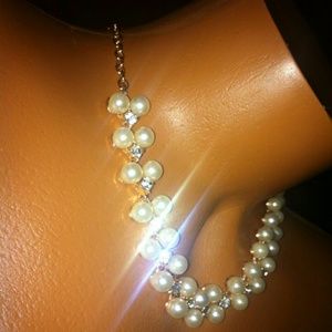 Beautiful crystal pearl necked