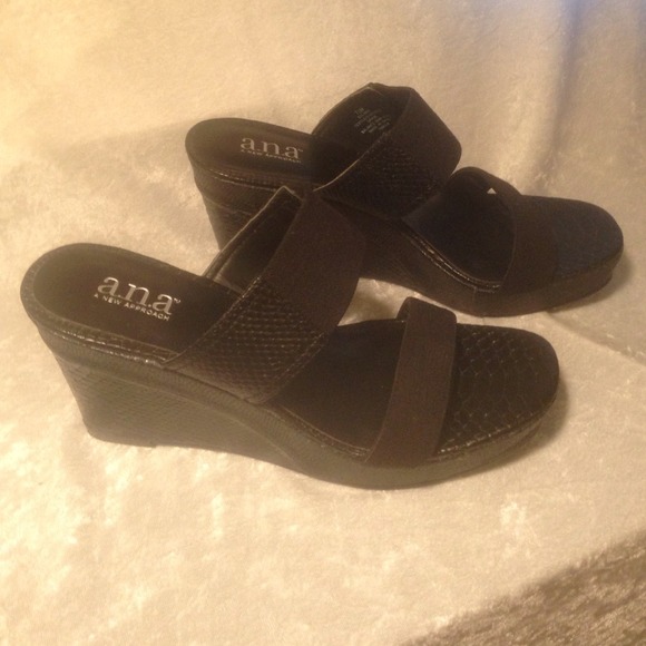Black wedge shoe