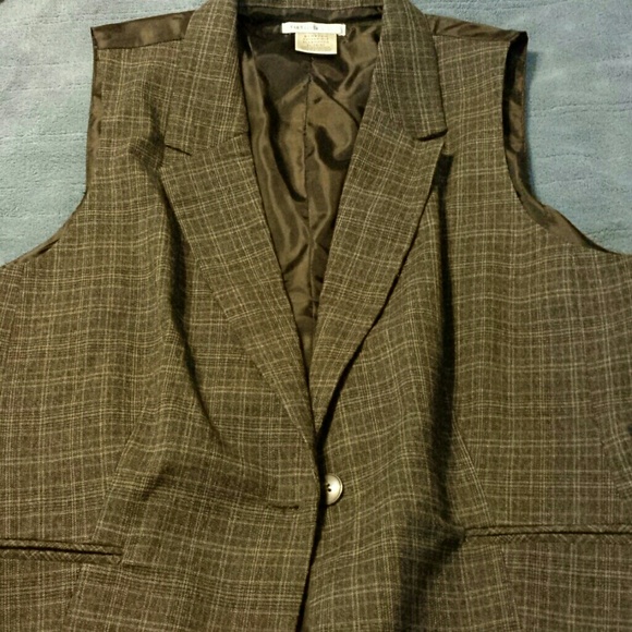 *sold on bundle** Van Heusen Gray plaid vest