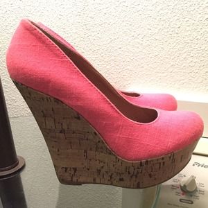 Coral cork wedges