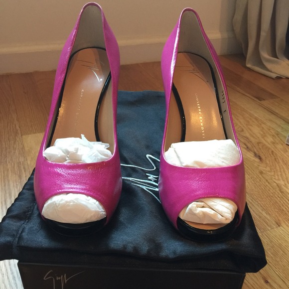 Giuseppe Zanotti Cindy Koka Leather pumps in Fuxia - Picture 1 of 4