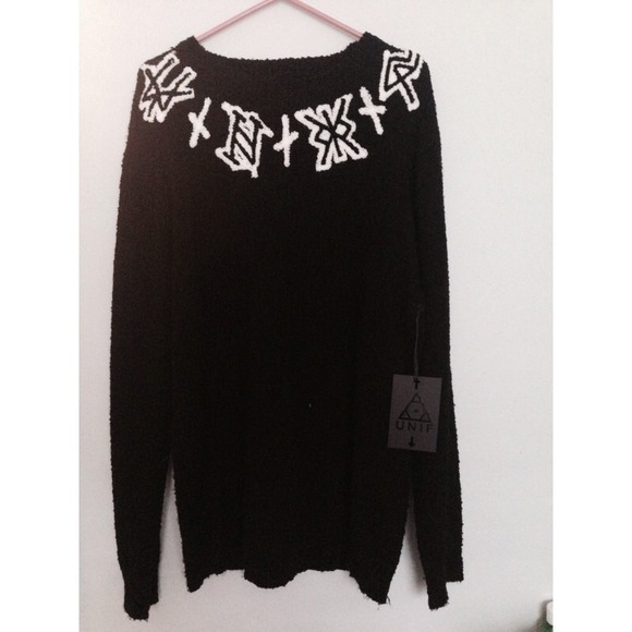 logo neck sweater 💕