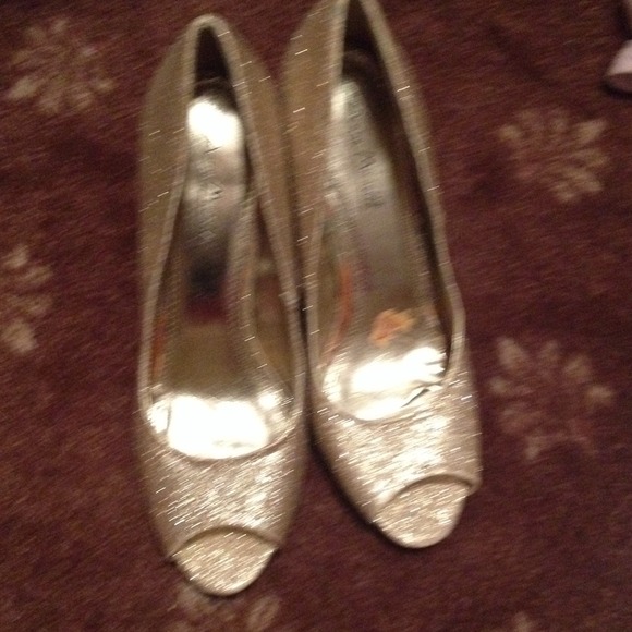 Brand-new gold glitter pumps