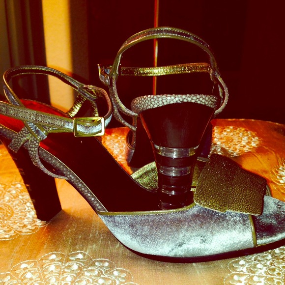 SALVATORE FERRAGAMO SANDAL EXOTIC STING RAY LEATHER VELVET LUCITE HEEL SZ 38-7.5