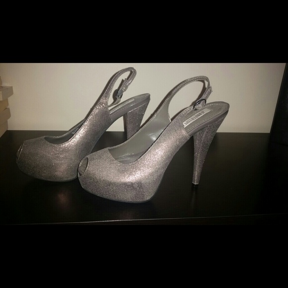 Beautiful Jennifer Lopez peep toe stilettos