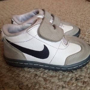 Infant Nike size 4