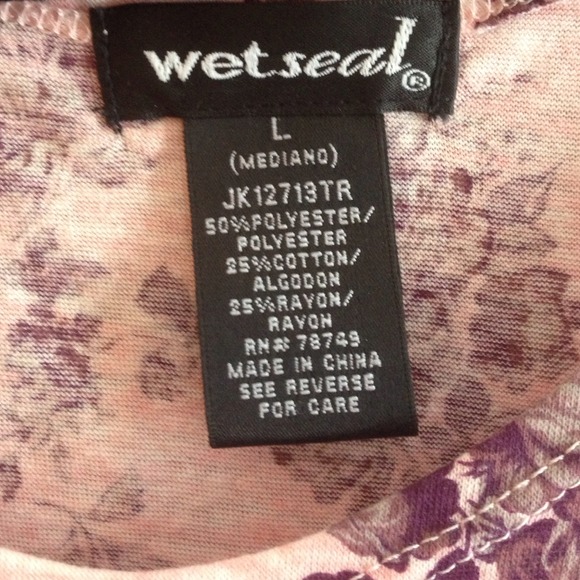 ❌SOLD❌🌸Rose Pattern Top🌸 - Picture 2 of 3