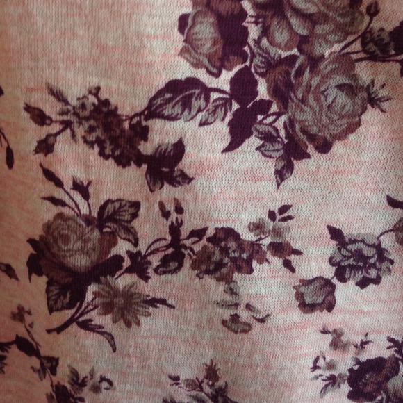 ❌SOLD❌🌸Rose Pattern Top🌸 - Picture 3 of 3