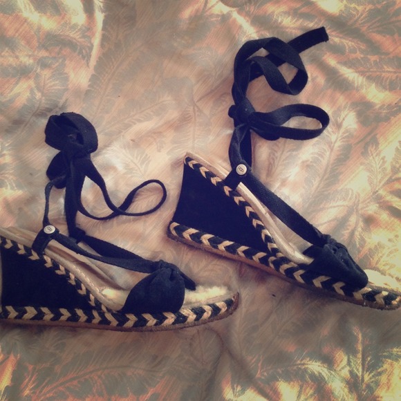 🆘SALE🆘 Ugg Australia Wedges Black and Tan Size 8