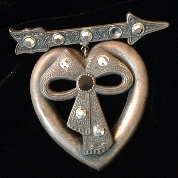 Heart brooch seeking Valentine.