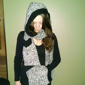 ❌SOLD❌Huge hooded scarf with hand pockets!