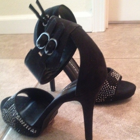 NWOT!! Cute! Cute! Cute! Chinese laundry heels! - Picture 4 of 4