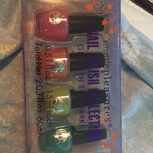 Glow in the dark nail polish