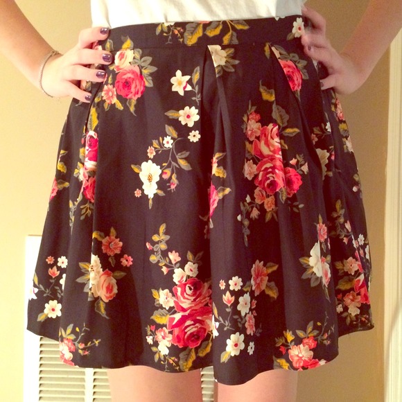 NWOT Forever 21 Floral Skater Skirt