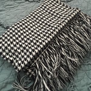 Cashmere houndstooth scarf