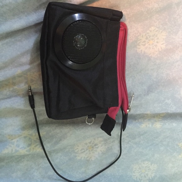 Speaker that hooks up to phone/iPod/iPad
