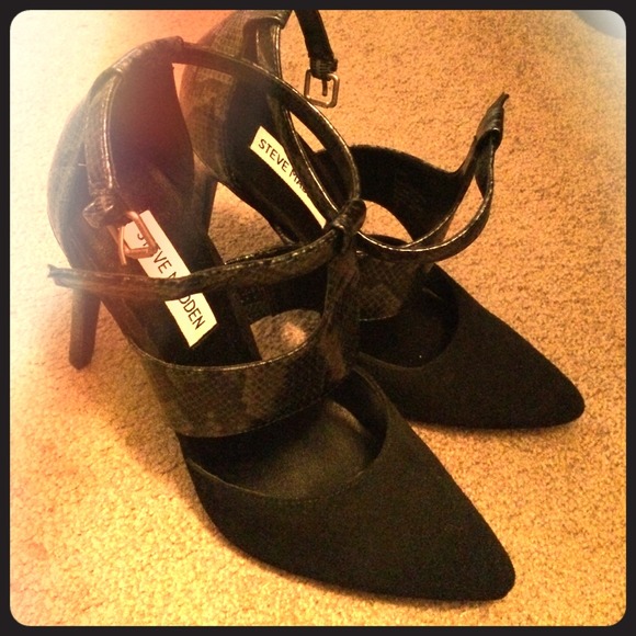 Steve Madden black and snake patten heels