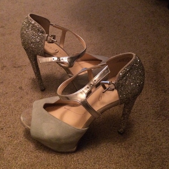 Boutique 9 grey and silver platform heels