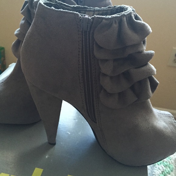 Grey Open Toe Ruffle Heels - Picture 2 of 4
