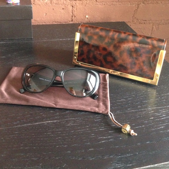 Tory Burch Cat Eye Sunglasses in Black