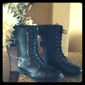 🌷Black combat boots with dark grey hardware🌷