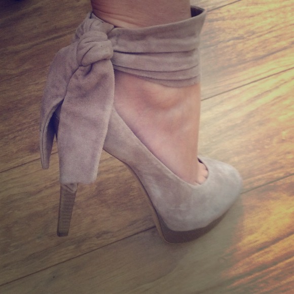 Gorgeous Guess by Marciano stacked pump 8
