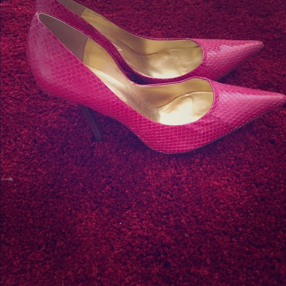 Guess pink pumps