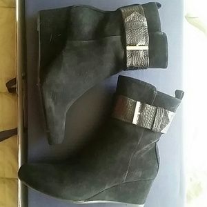 BANDOLINO Ayden Wedge Ankle Boots