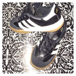 🎩Boys Adidas Sneakers size 10🎩