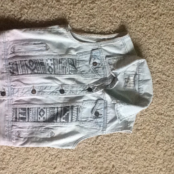Sleeveless ombrè jean jacket.