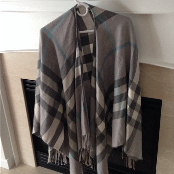 Burberry authentic cape shawl - Picture 3 of 3
