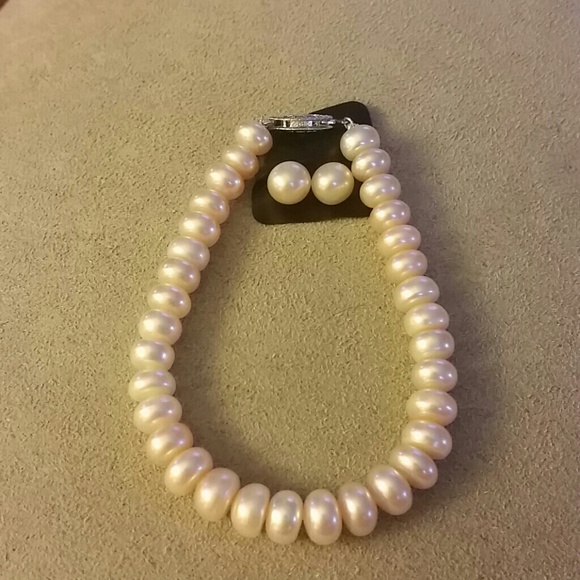 Light pink pearl bracelet & pierced earrings